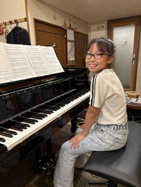 小学４年生の生徒さんが音楽発表会の学年合唱曲のピアノ伴奏者に選ばれました！
