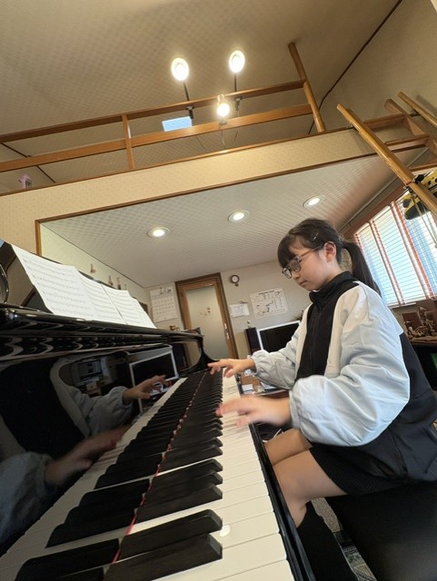 もう一人、別の小学校に通う小学２年生の生徒さんが音楽発表会ピアノ伴奏者オーディションに合格されました！