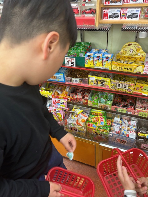 駄菓子屋さんでお買い物体験♪ - こどもみらいひろばリスキッズ