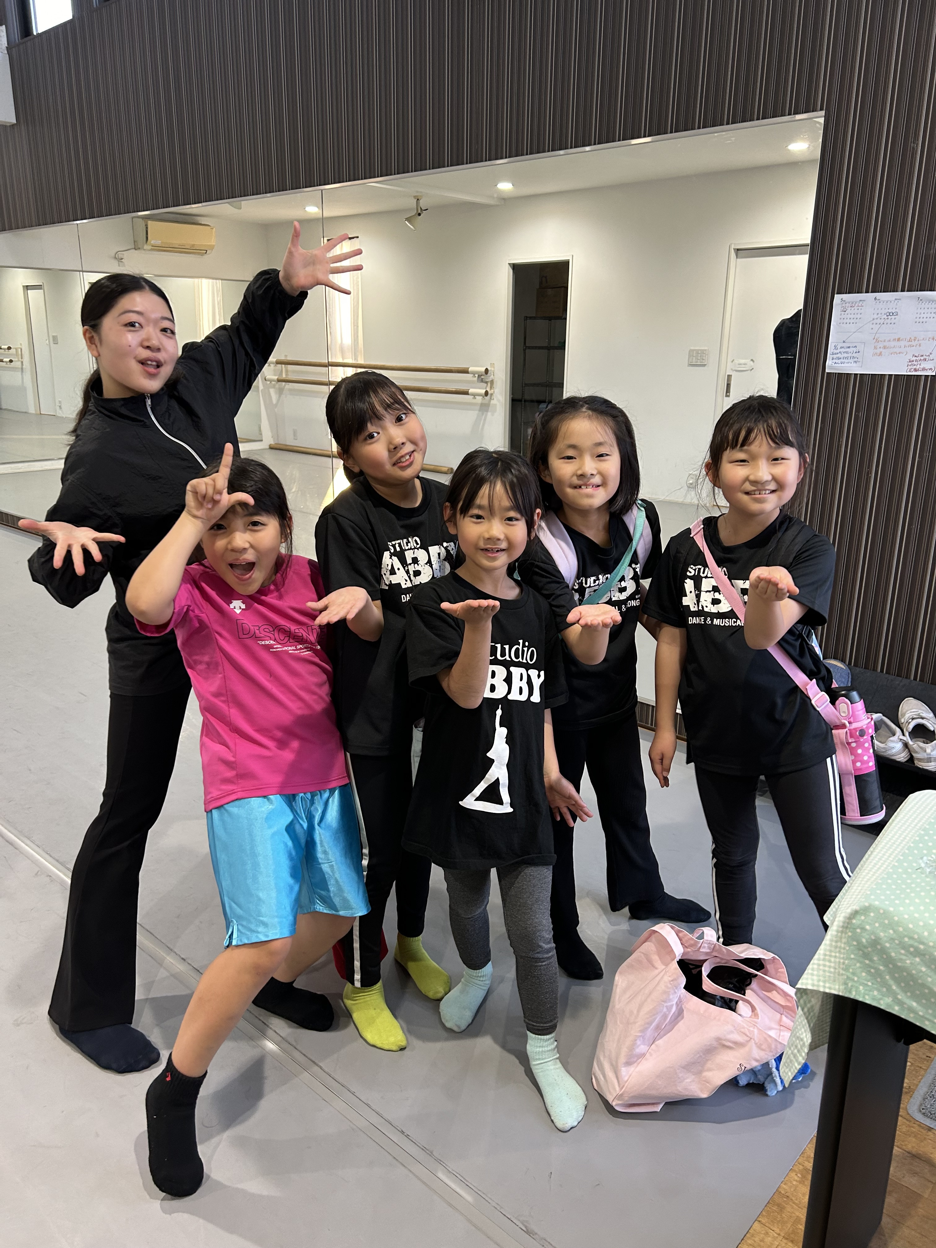 子ども達がダンスレッスンの後で楽しそうに集まっている様子