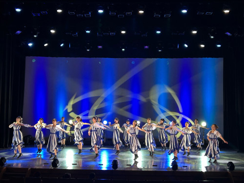 スタジオアビーのパフォーマンスで青のドレスを着て踊る大人たち
