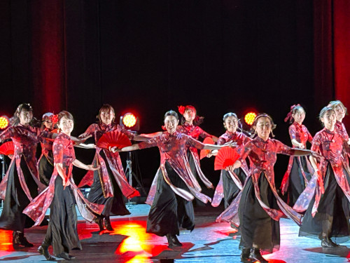 扇子を持って舞台でかっこよく踊る大人たち