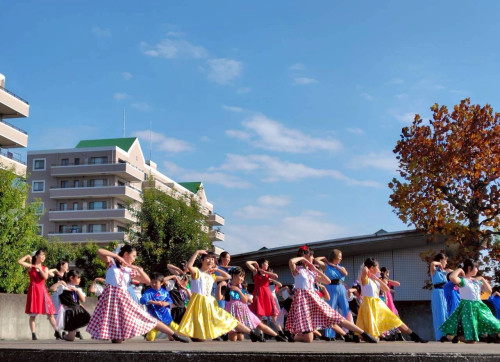 吉川市民まつりでオープニングイベントを踊るスタジオアビーの子どもと大人