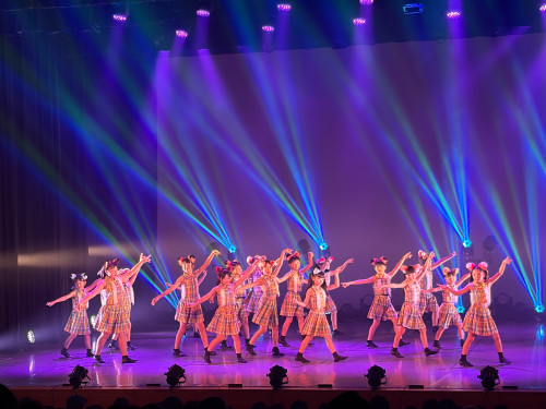 スタジオアビーの舞台で踊る子どもたち