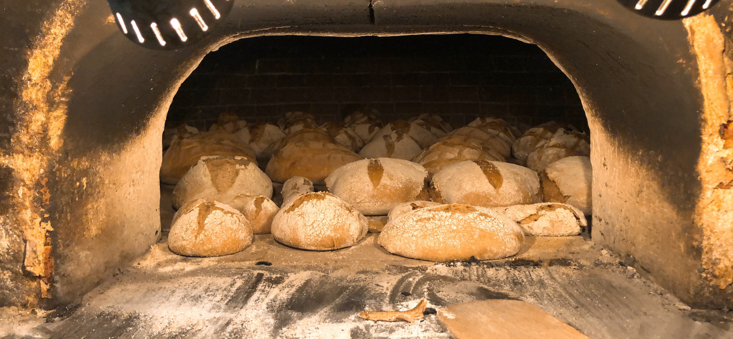 薪窯で焼きあがったばかりのパン