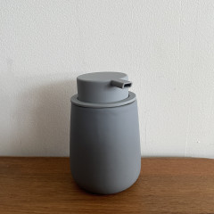 プッシュしやすいマットな質感のソープディスペンサー泡タイプ