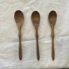 アカシアの木で作ったクラシカルなフォルムのデザートスプーン