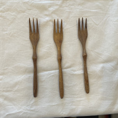 アカシアの木で作ったクラシカルなフォルムのデザートフォーク