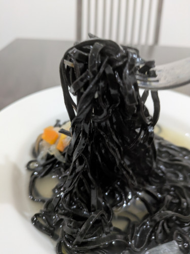 イカ墨麺のタリアータ