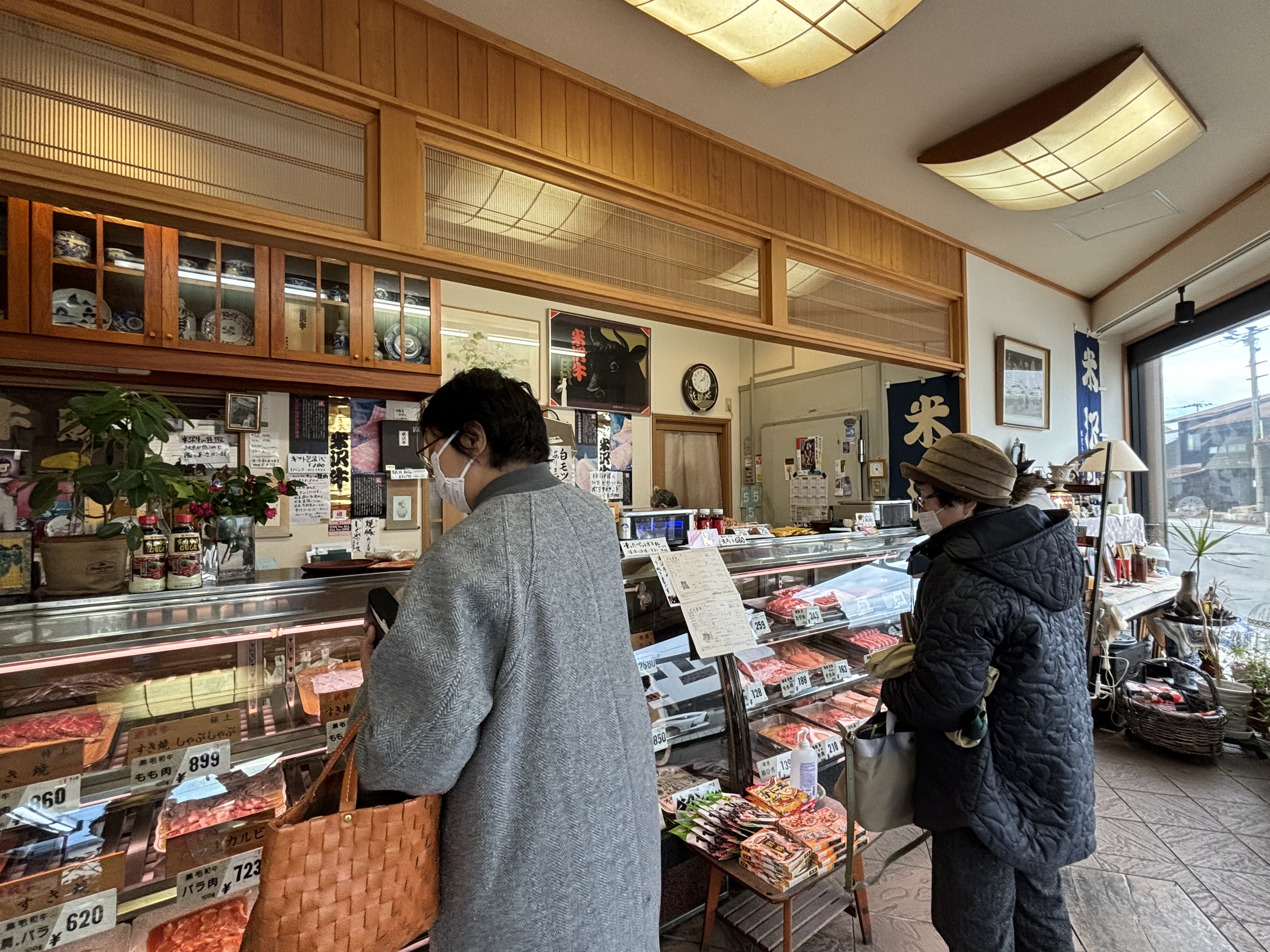 牛は米沢牛・豚は庄内豚・鶏は国内産の鶏とりです