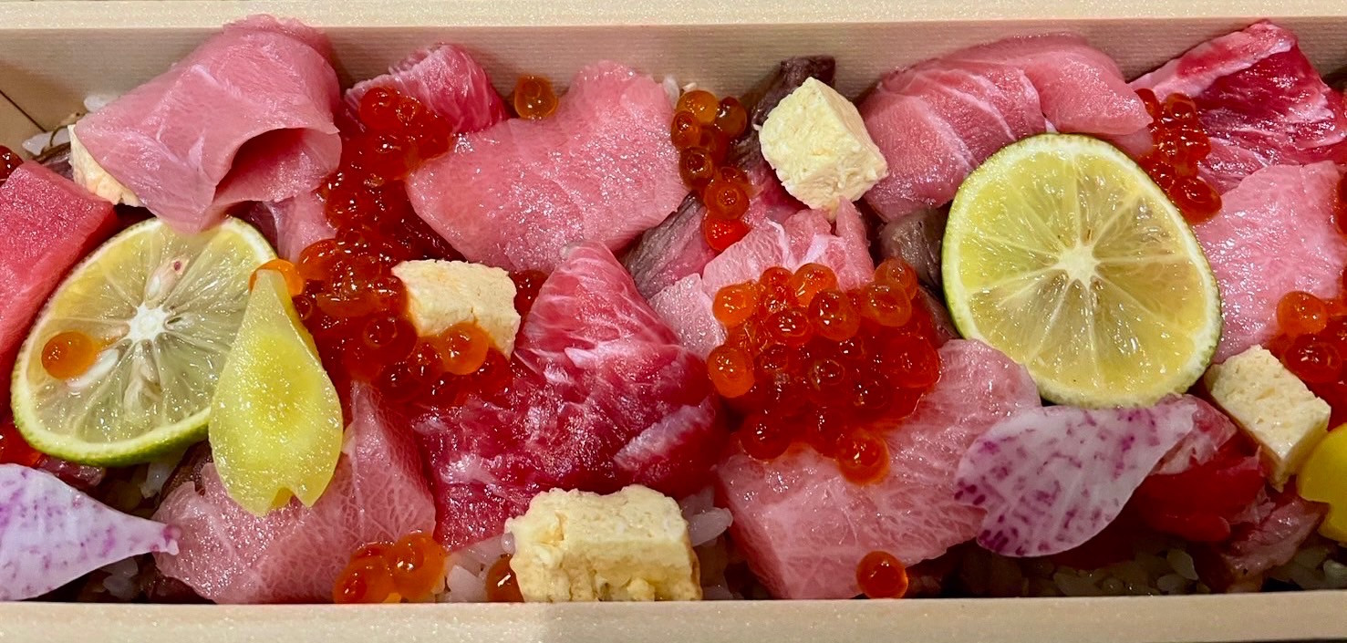 国産牛いちぼと鮪の豪華なちらし寿司