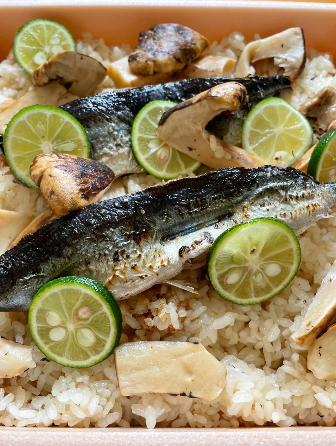 骨抜き秋刀魚と松茸の炊き込みご飯