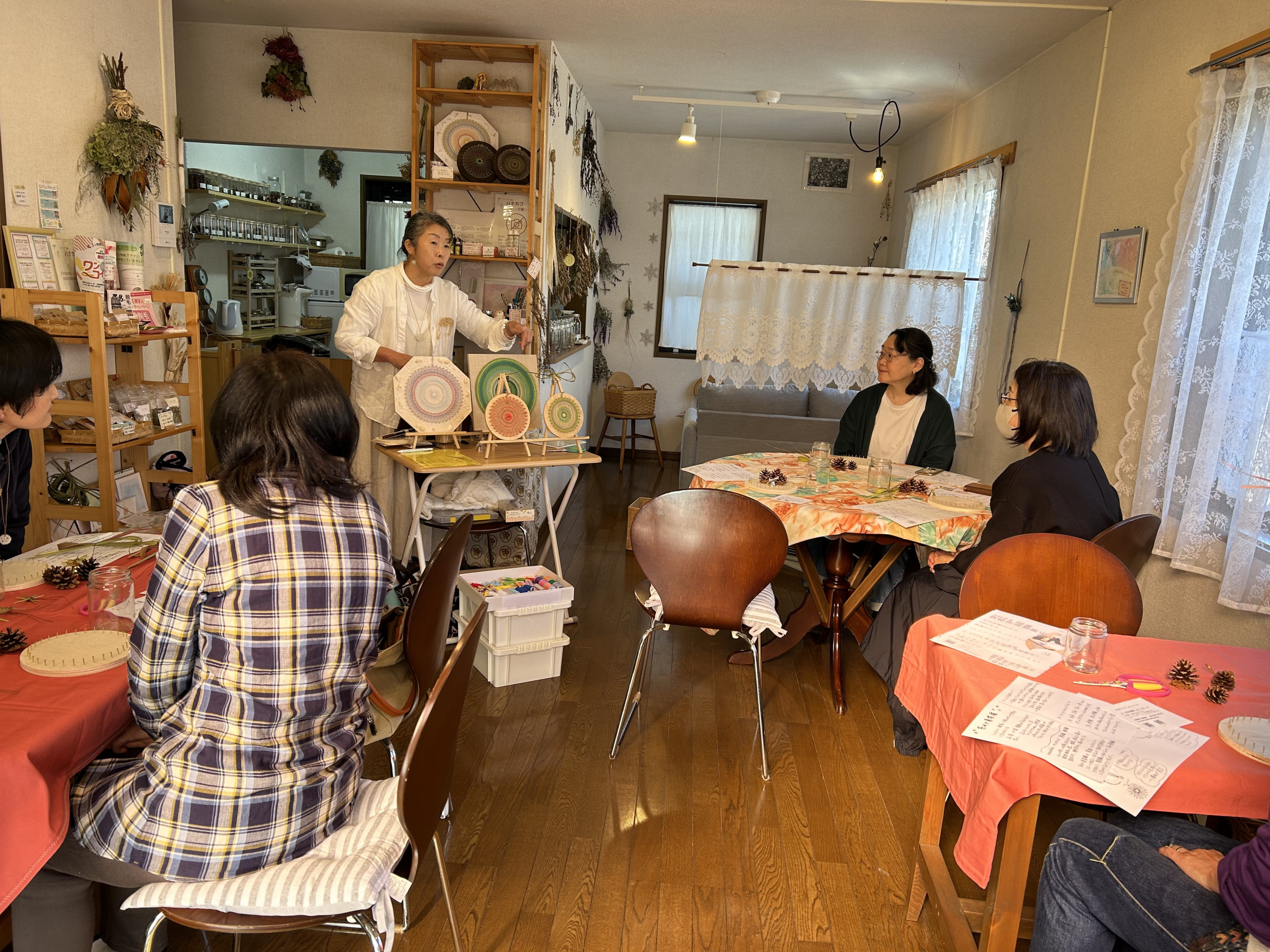 【店内の様子】ワークショップ糸かけ曼荼羅(希望開催)