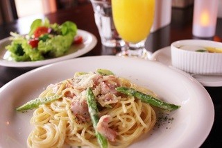 選べるメイン料理ランチ　前菜プレート付