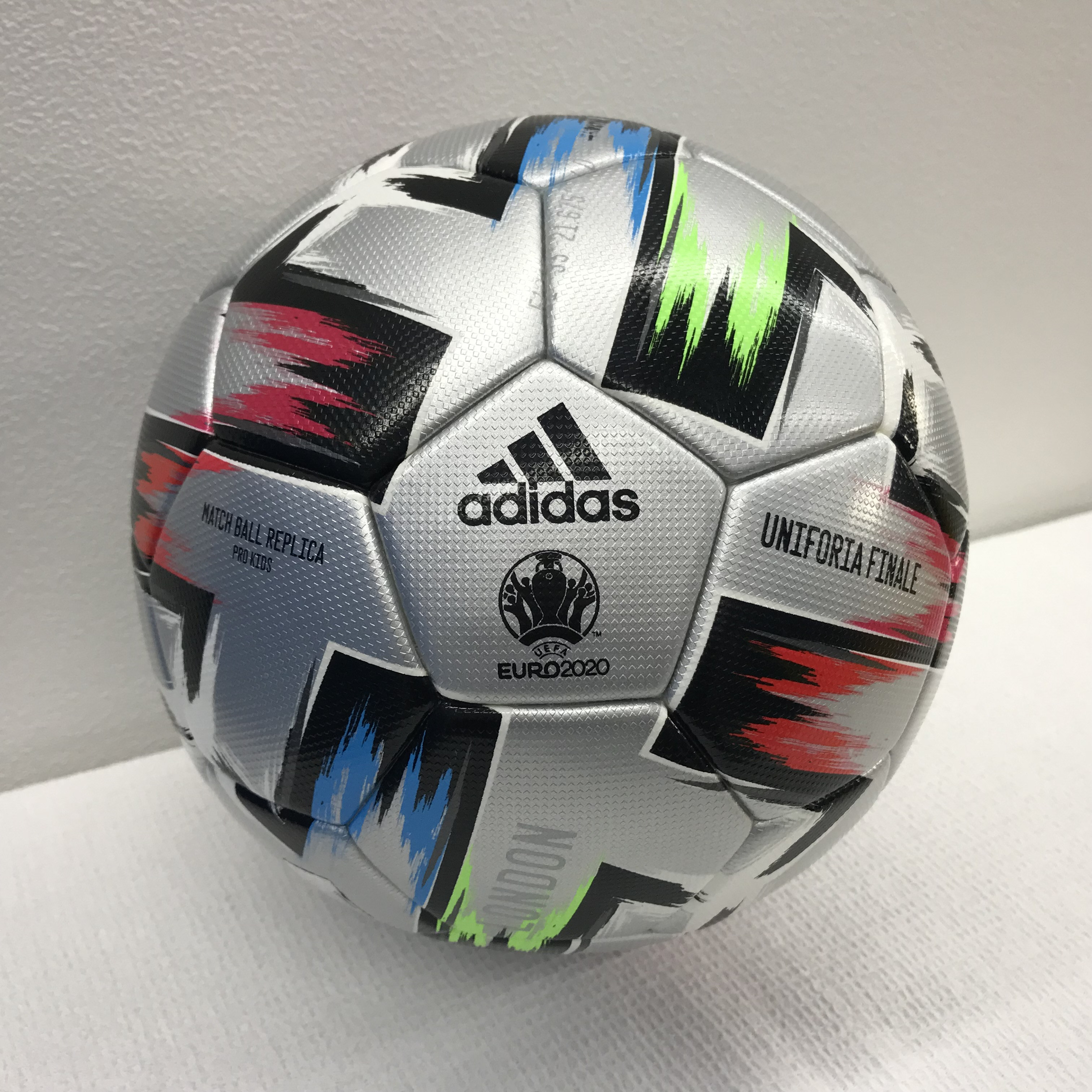 【adidas】サッカーボール4号球（AF426）