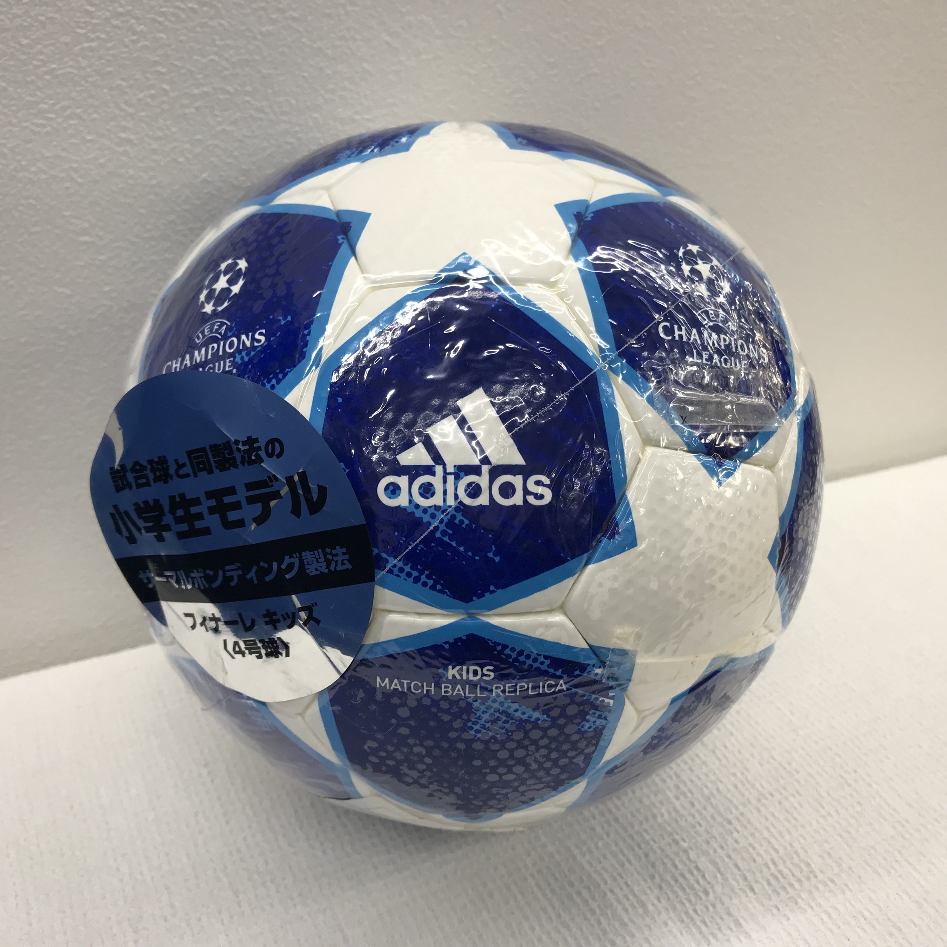 【adidas】サッカーボール4号球（AF4400BW）