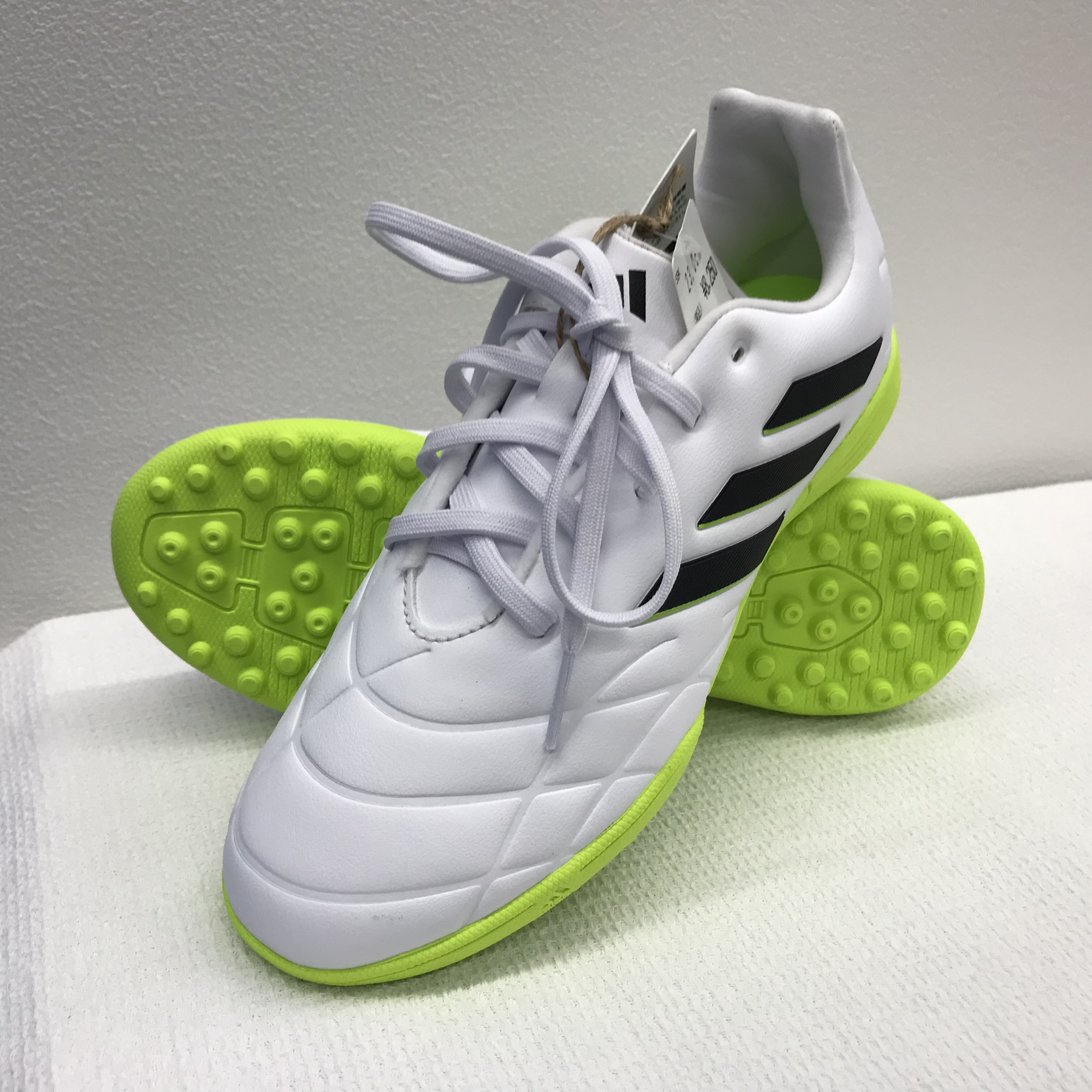 【adidas】サッカートレーニングシューズ（GZ2543）