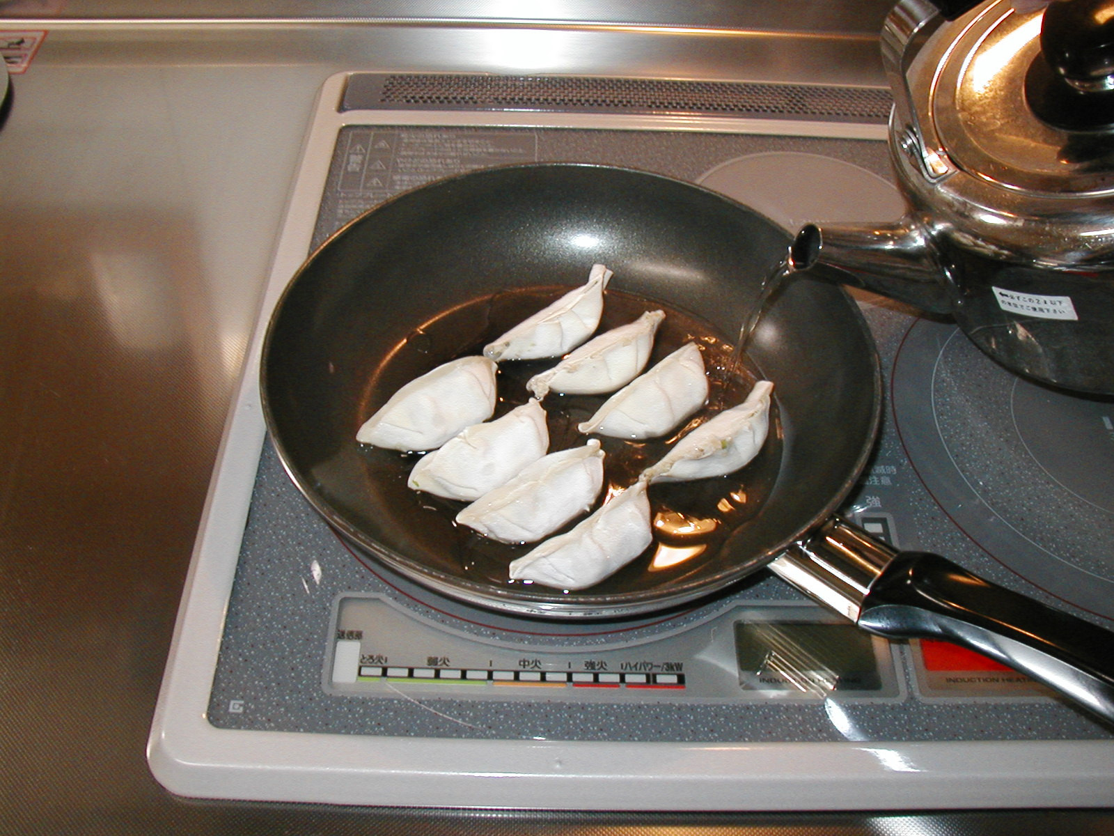 冷凍餃子の焼き方 - サッポロラーメンマリモ 公式ホームページ