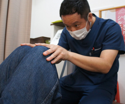 堺市東区のクシロ鍼灸整骨院での猫背・姿勢矯正施術風景をご紹介