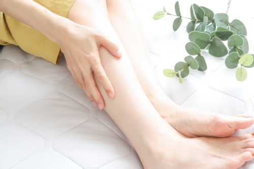 夏こそ冷える女性の足元！レッグウォーマーで内側から温める習慣を