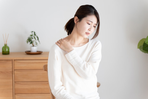 姿勢の乱れが自律神経をかき乱す？ふらつき・不安・不眠は「首の角度」が原因かも？