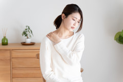 姿勢の乱れが自律神経をかき乱す？ふらつき・不安・不眠は「首の角度」が原因かも？