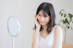 食いしばりで顔が大きくなる？夏のストレスがエラ張り・ほうれい線の原因かも