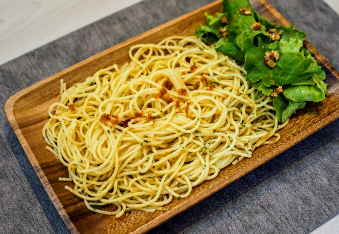自家製醤油ガーリックのペペロンチーノパスタ、サラダ付