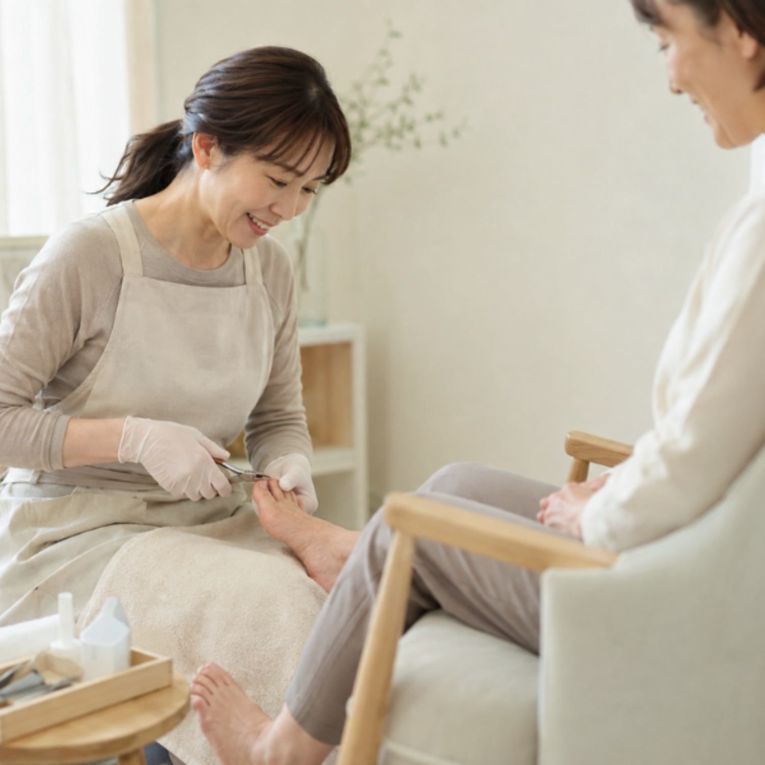 椅子に座った方の足をケアする様子