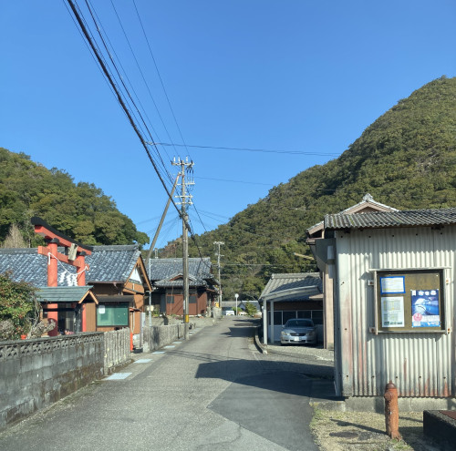 左折すると左手に神社が見えます。そのまま、まっすぐ進みます。