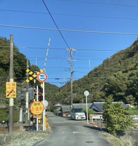 踏み切りを越えます。