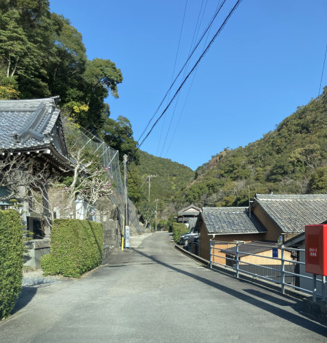 お寺を通り過ぎて、橋を２つ越えると火葬場です。
