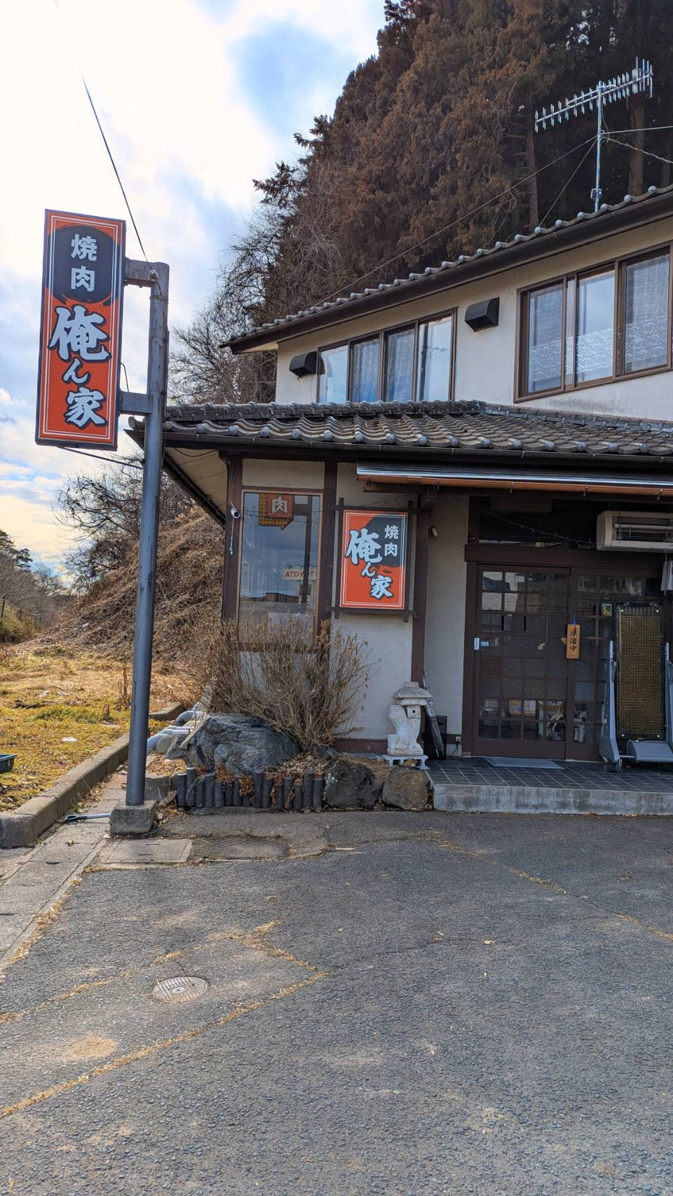 店頭の風景　俺ん家の赤い看板が目印です