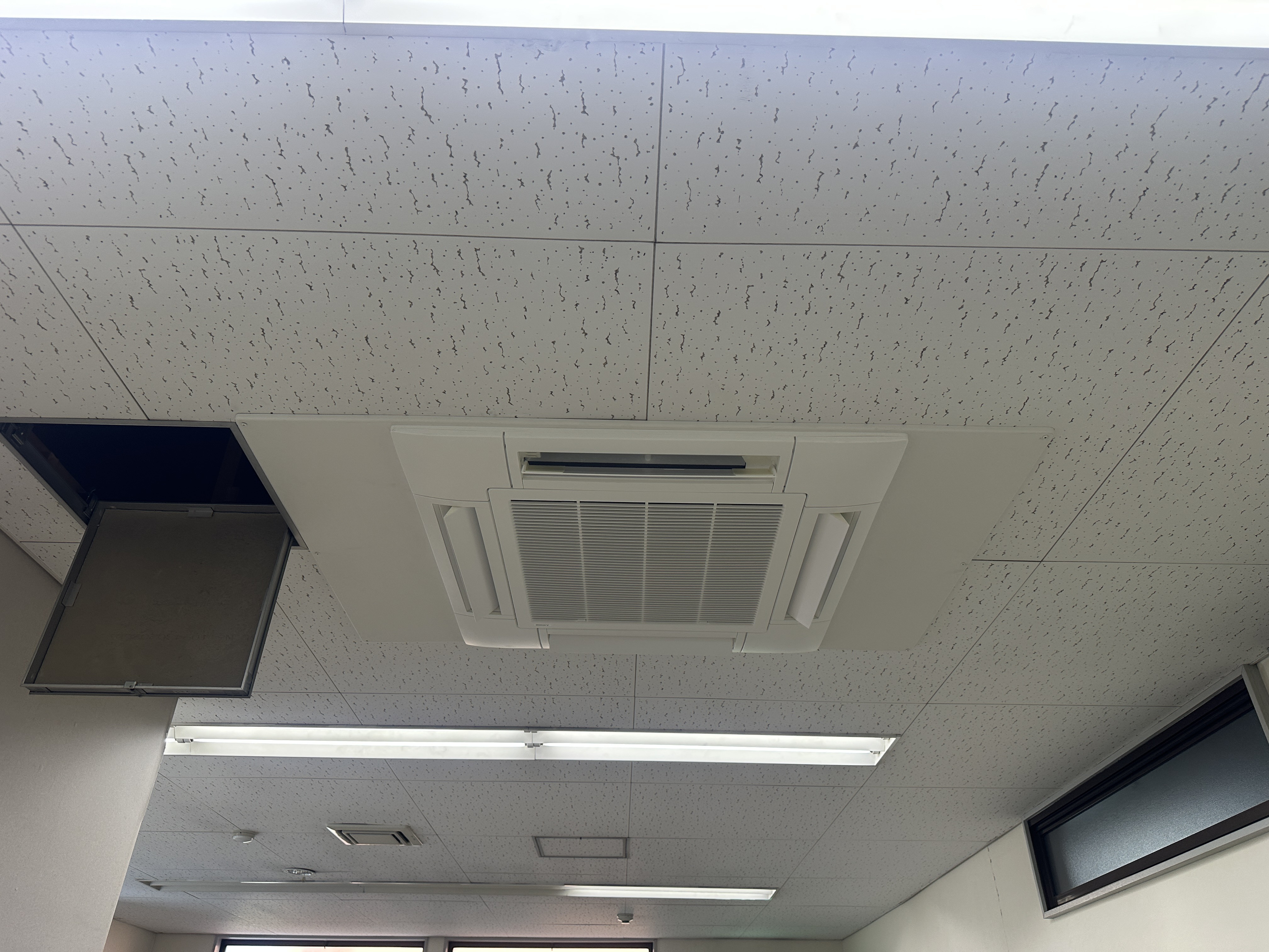 日立市のお客様より業務用エアコン入れ替え工事のご依頼を頂きました。