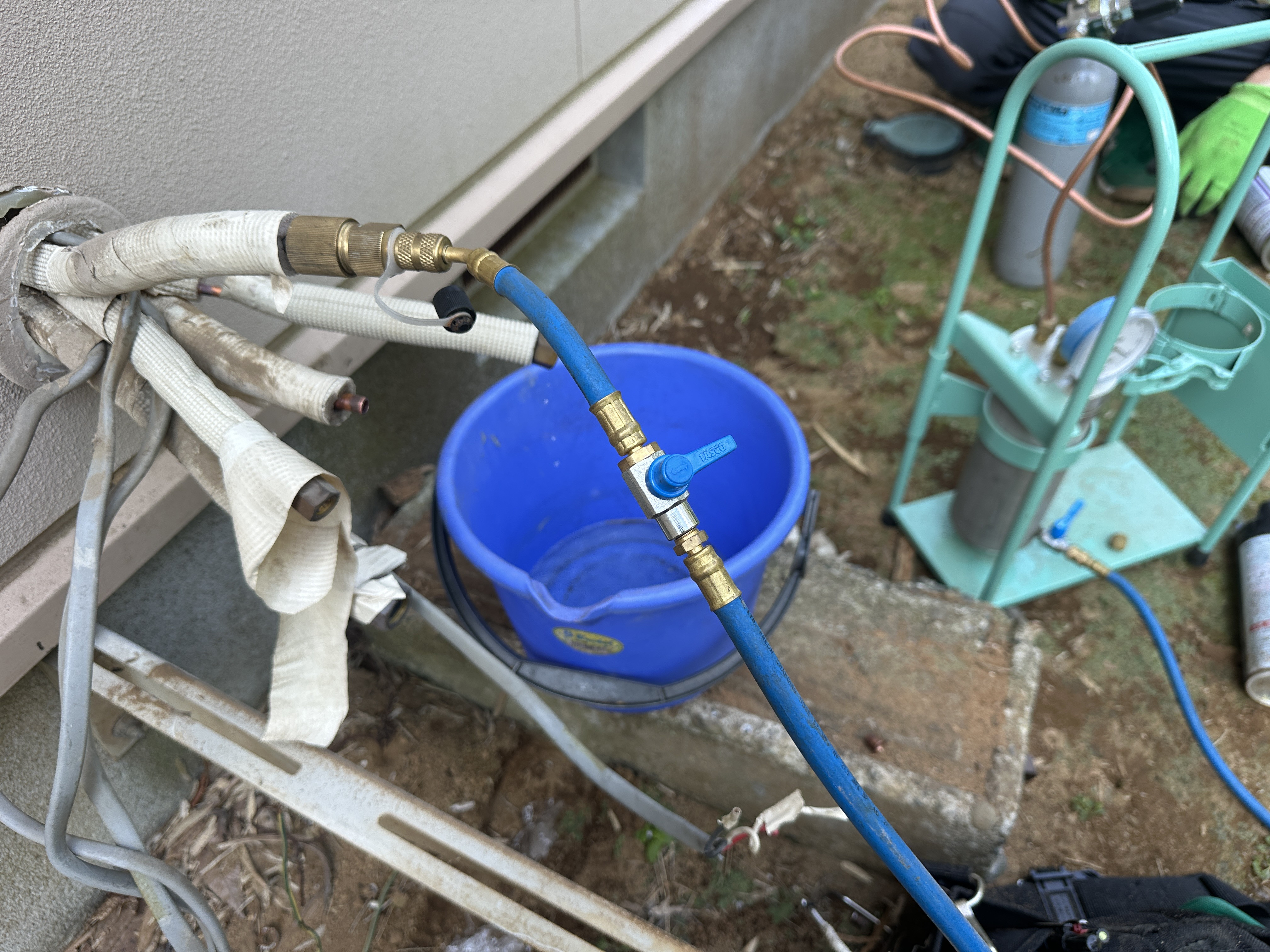 R22のガスからR32のガスへの切り替えの際には、配管洗浄をおすすめ致します。