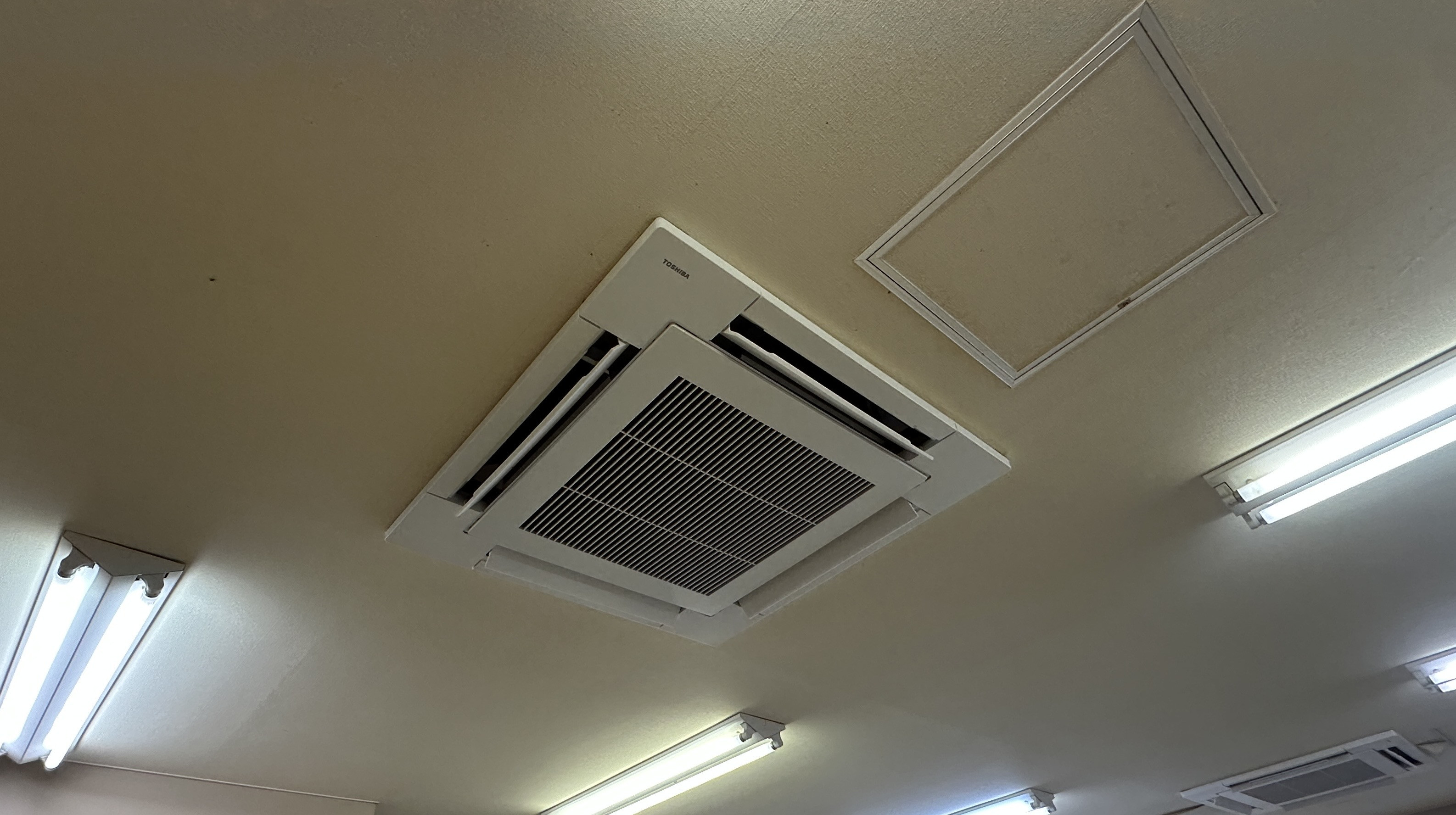 つくば市のお客様より業務用エアコンツインの入れ替え工事のご依頼を頂きました。