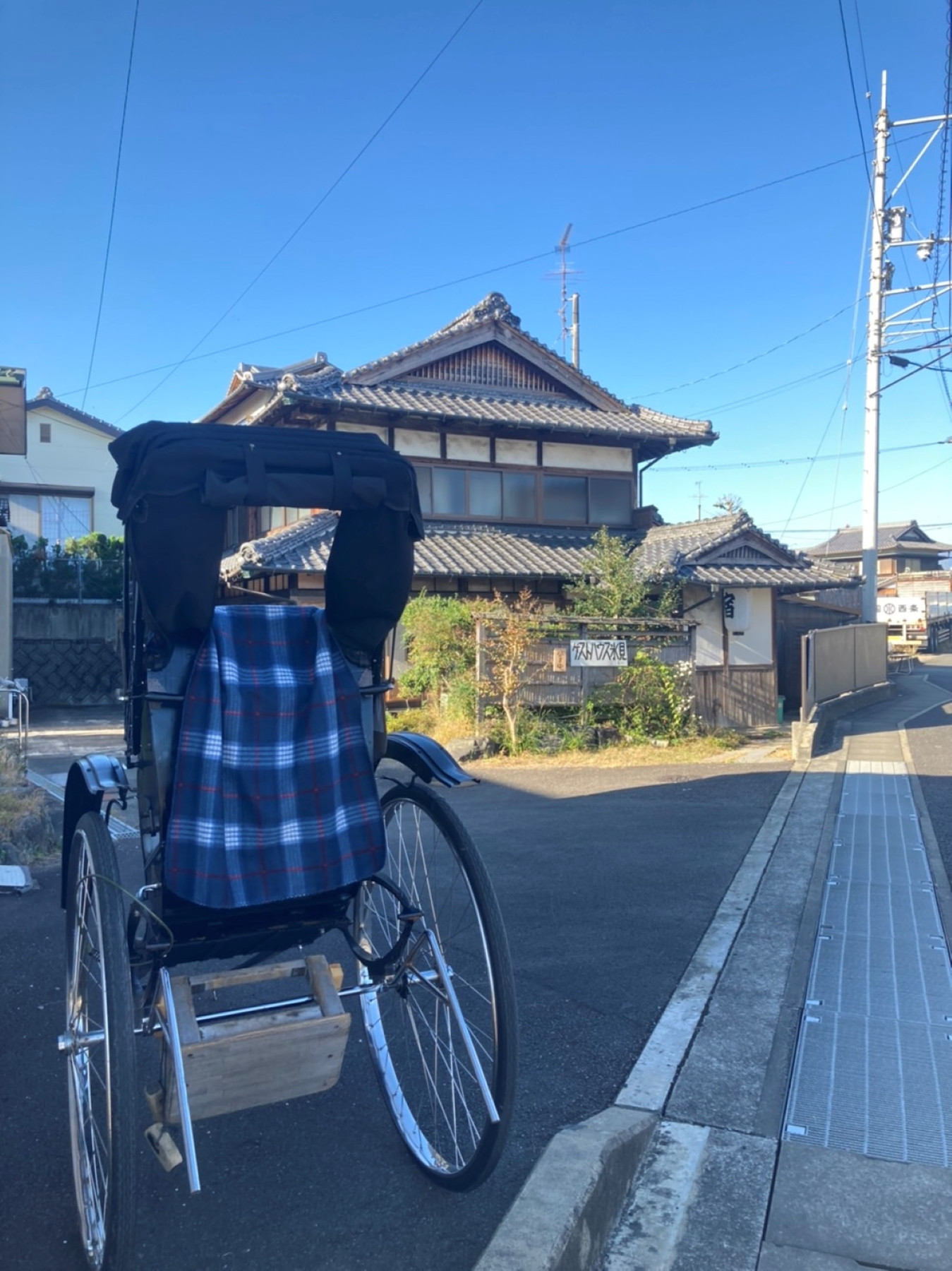 明治40年製作の人力車と昭和32年建築のゲストハウス氷見