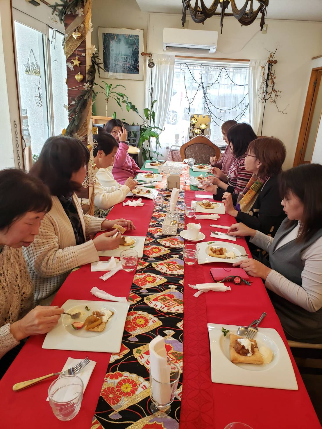 イベントの風景の一部です。みんなでワイワイお話ししながらお食事もできます🍴