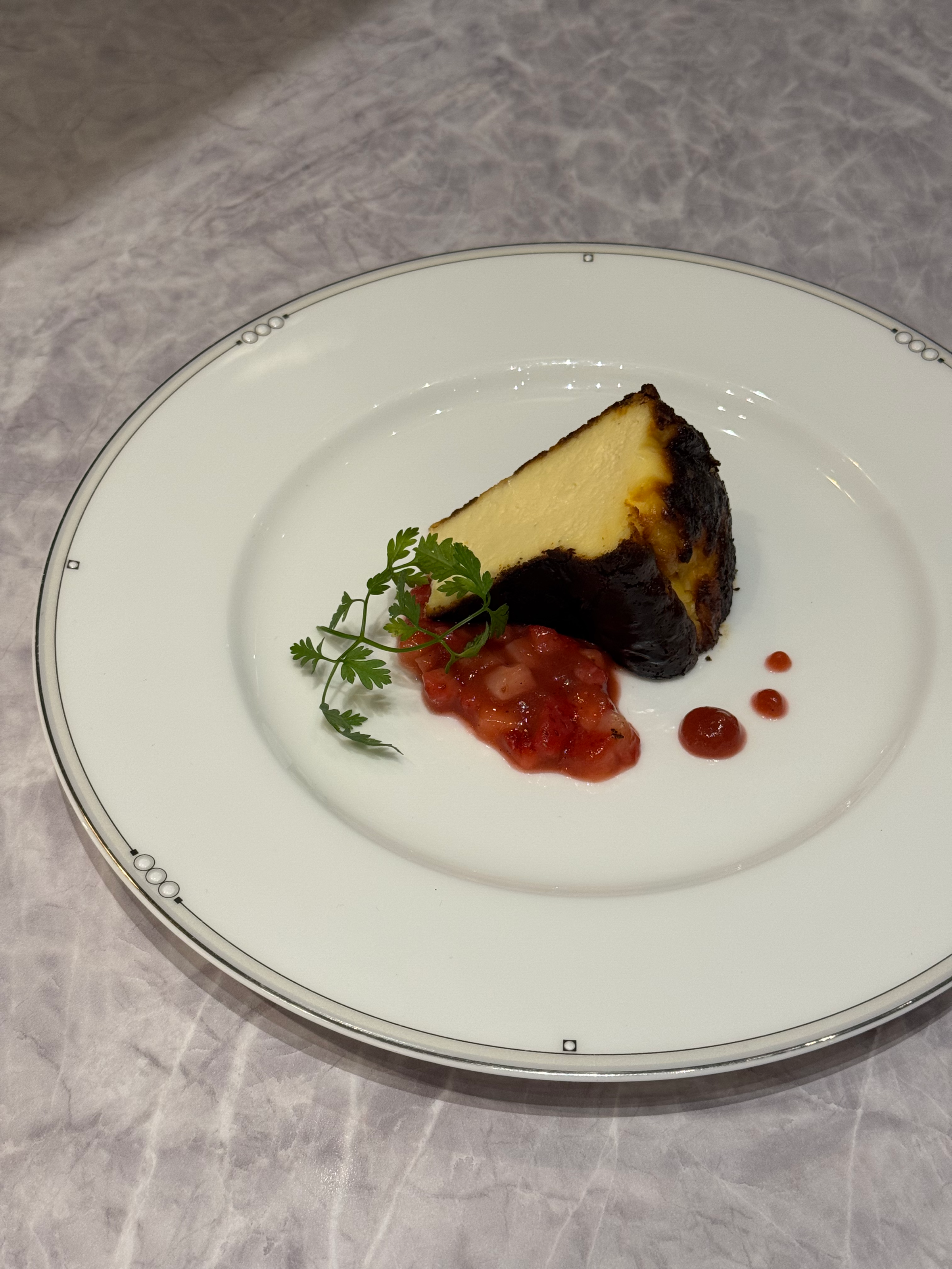 自慢の自家製バスクチーズケーキ。他にもプリンやパフェなどご用意あります！