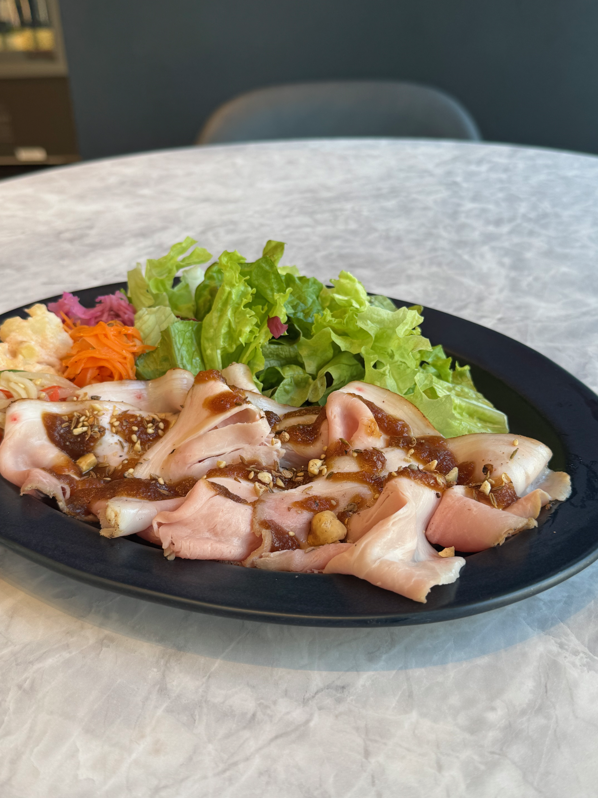 ランチメニューも多数ご用意★不動の人気メニュー熊本県火の本豚のローストポーク！