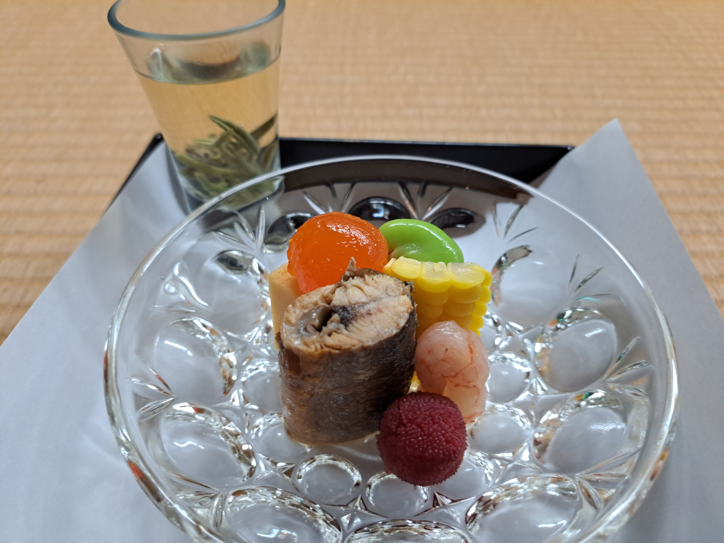 口取り　山桃、鮎、梅寒天、玉蜀黍、トマトの絞り汁と蓴菜
