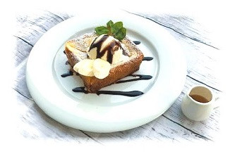 チョコレートソースのアイスフレンチトースト