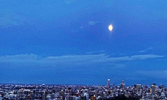 2月1日店内から､とても綺麗な月