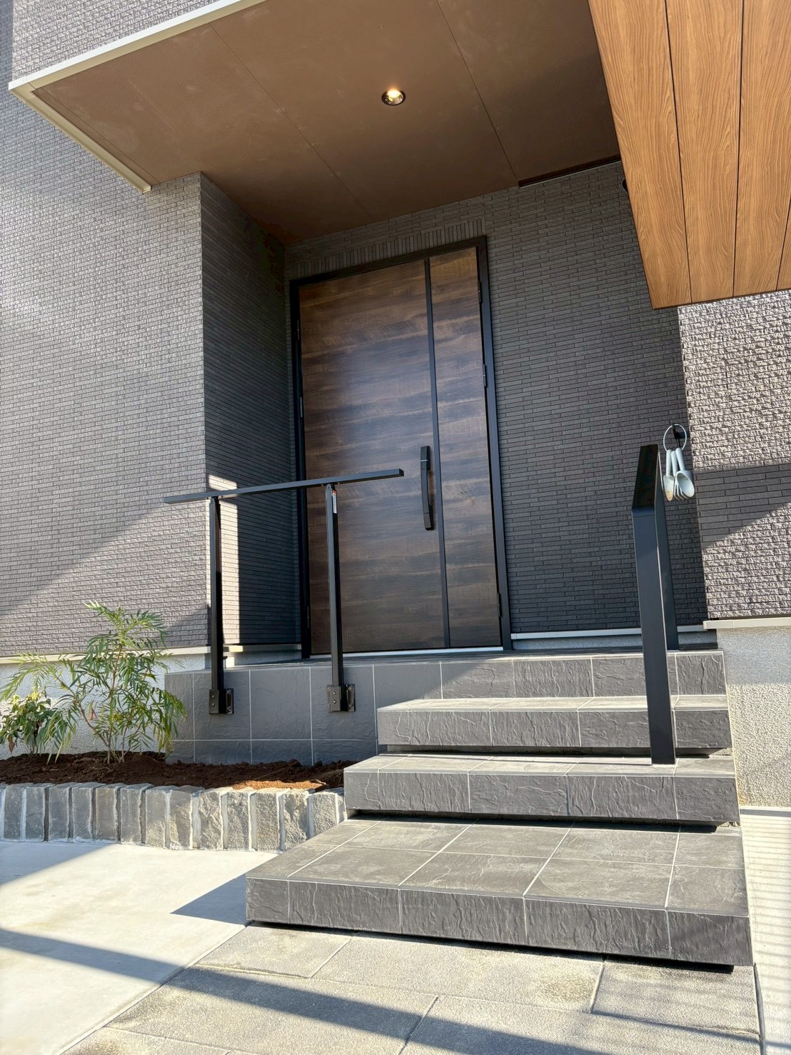 玄関アプローチで魅せる上品な外構💎