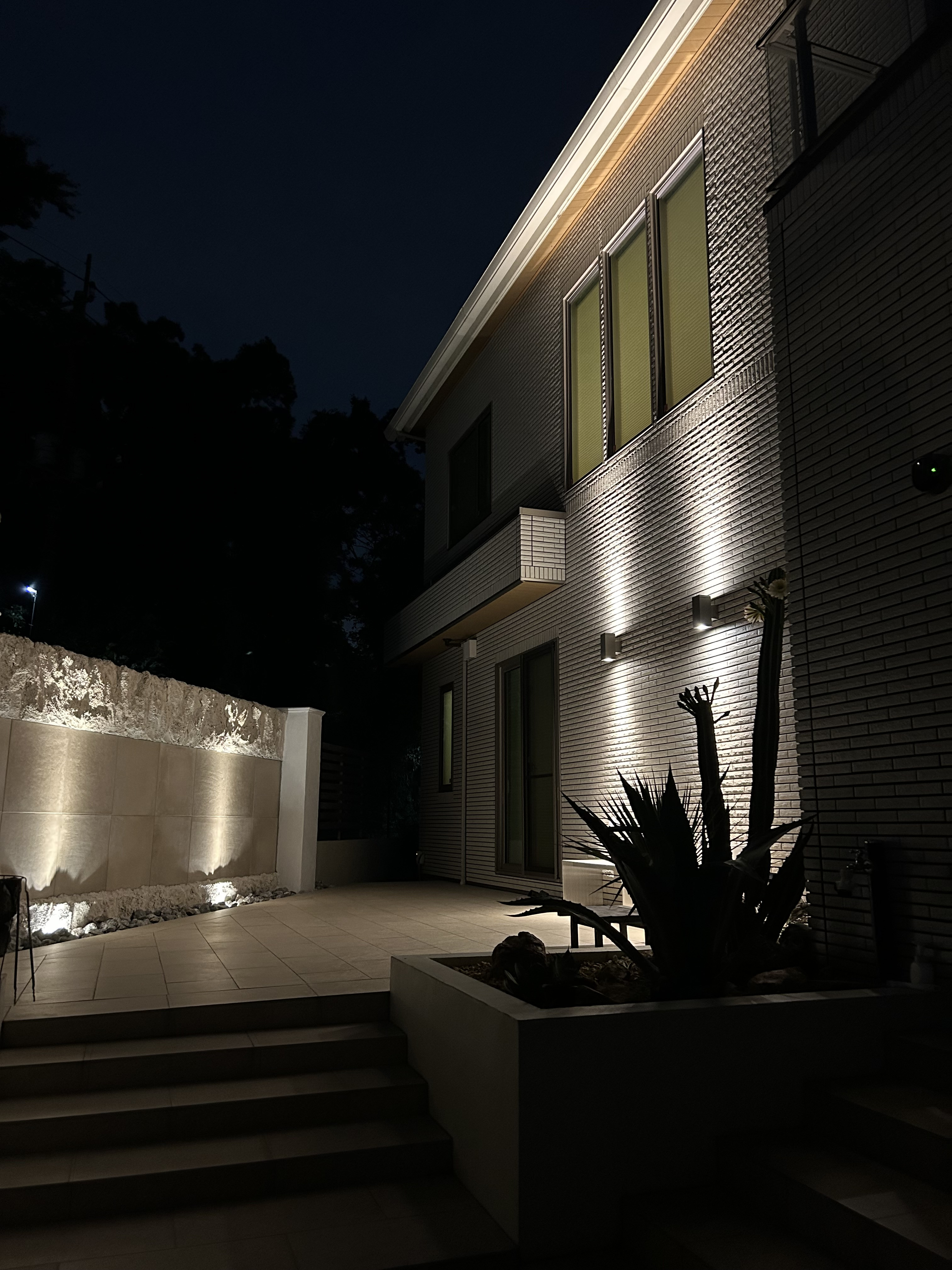 照明で魅せる夜の外構