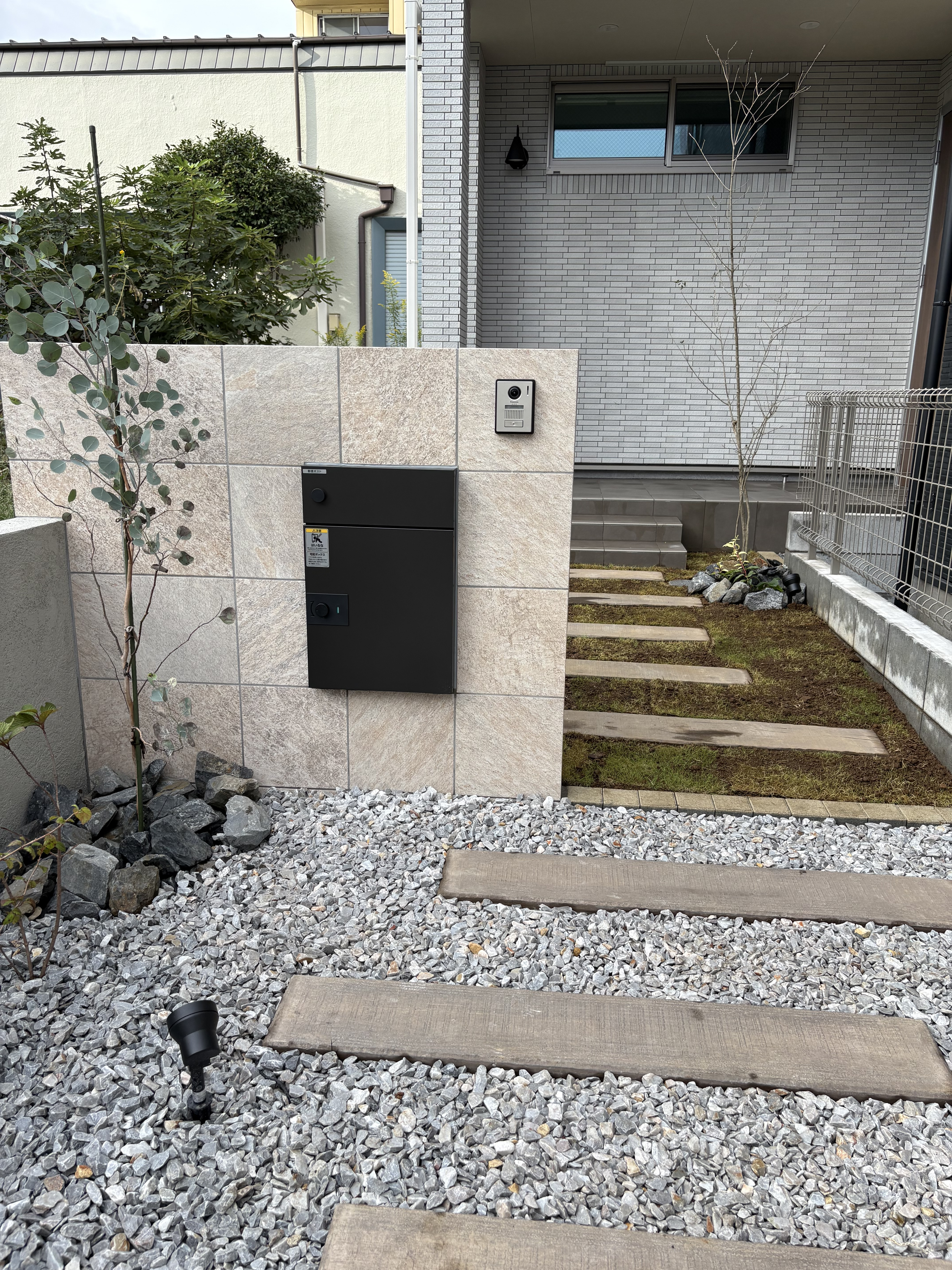 石と緑が映えるお洒落な外構🌿