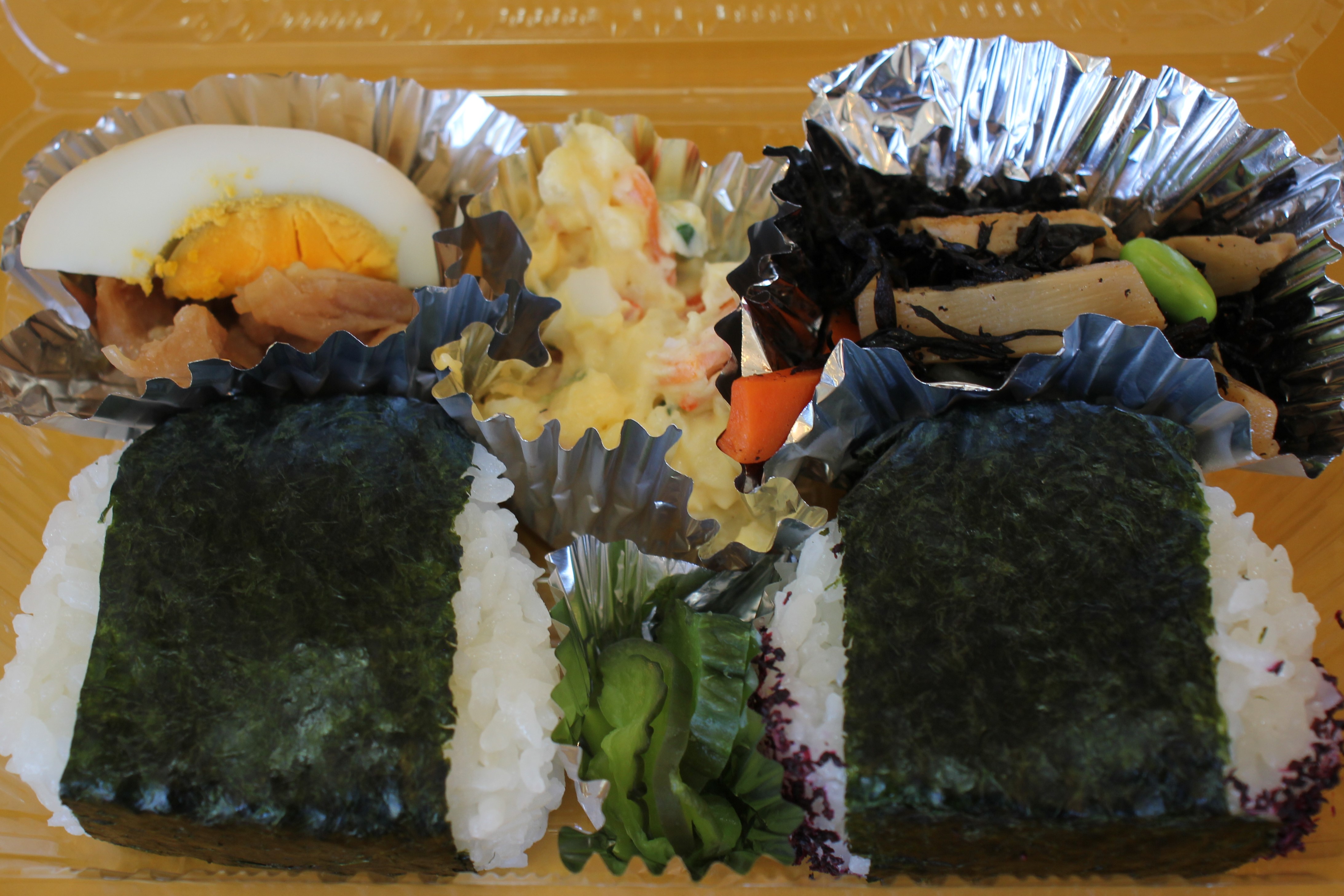 おにぎり弁当
