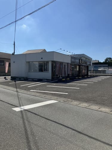 店舗正面・側面の駐車場配置図（正面11台・側面3台）