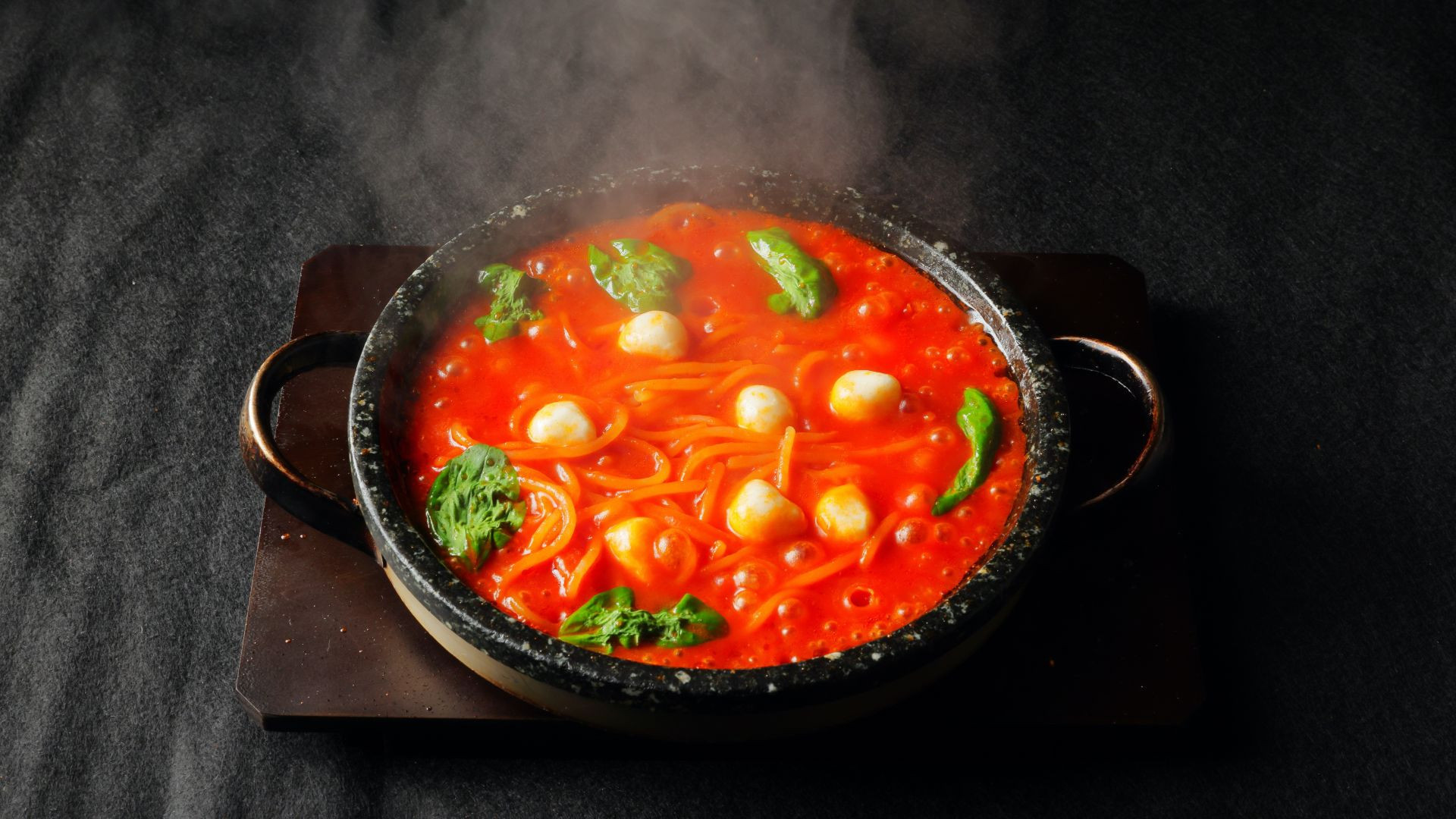 熱々ぐつぐつ。石焼きだからこそ楽しめる、最後までおいしいバジルトマト。