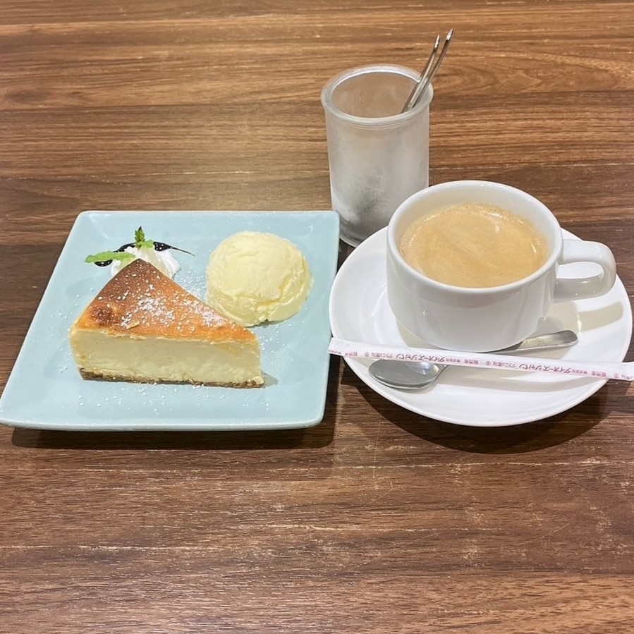 アラベスク舎のチーズケーキと新しいコーヒーマシンで抽出したコーヒー